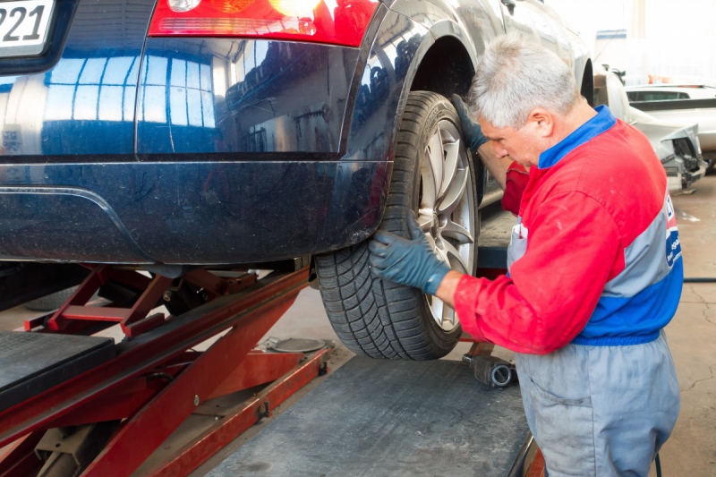 ecommerce-CUERS-min_auto_repair_repair_lift_auto_mechanic_work_clothes_master_professional_man_of_the_fold-685629