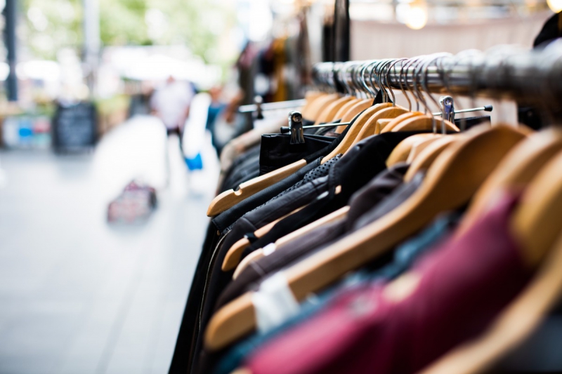 ecommerce-CUERS-min_blur_close_up_focus_hanger_jacket_market_people_rack-1176303