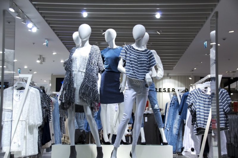 ecommerce-CUERS-min_shopping_mall_shop_windows_fashionable_clothes_feminine_weakness_the_temptation_slender_women_mannequin_lifestyle-1044785